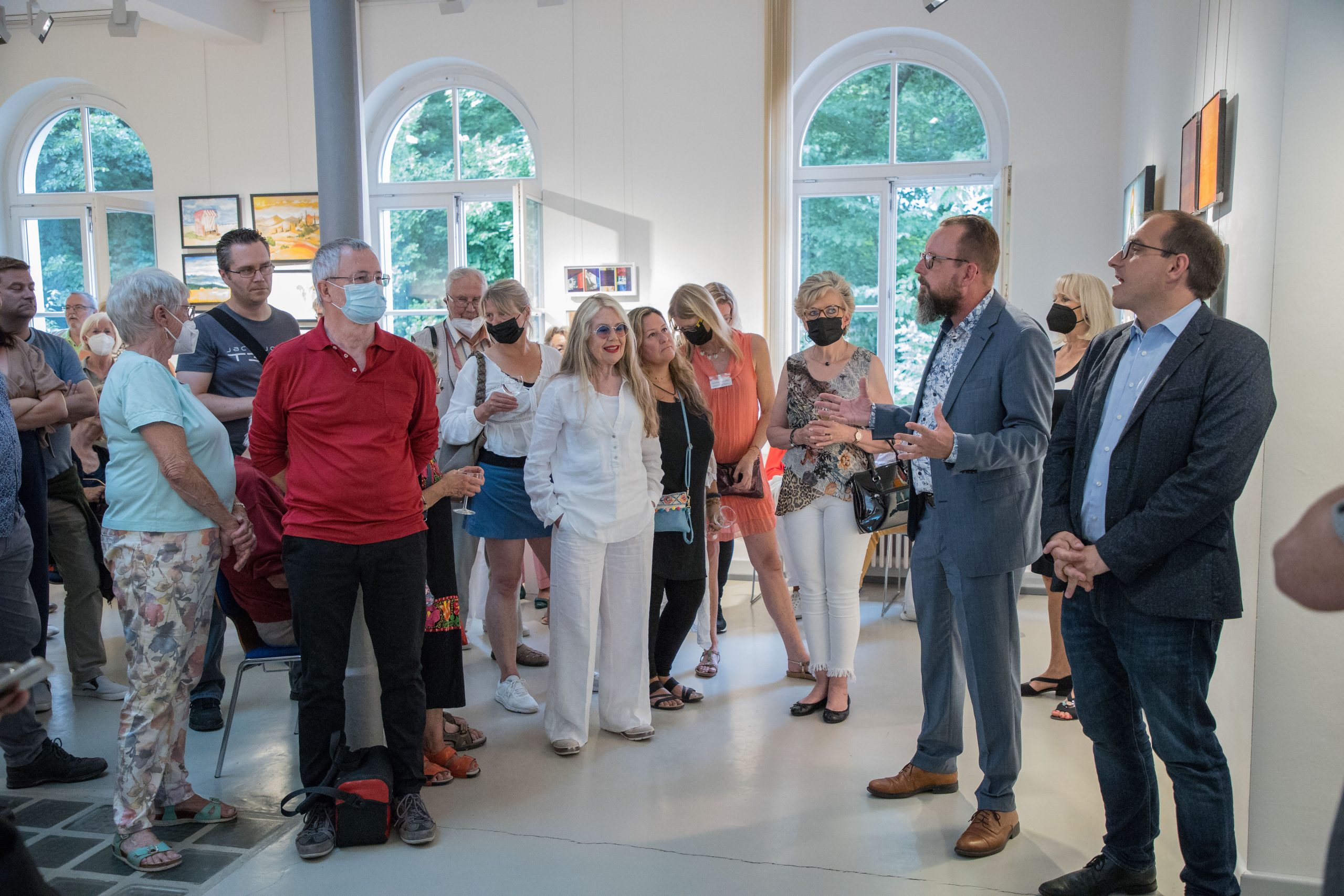 You are currently viewing Impres­sio­nen von der Eröff­nung der Mit­glie­der­aus­stel­lung in der Stadt­ga­le­rie am 1. Juli 2022