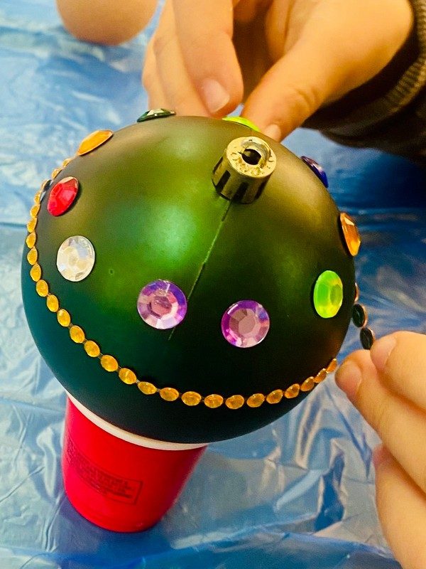 Die Kinder hatten viel Spaß beim Verzieren
der Weihnachtskugeln.