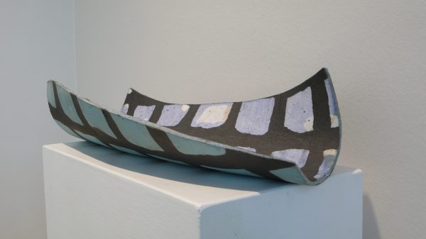 Die Schale von Gisela Rolski ist ein Beispiel für eine "Gebrauchsform":  Der Ton wurde punktuell eingefärbt, der Tonbatzen mehrfach gedreht  und dann zu einer Platte ausgewalzt. Foto: Gisela Rolski